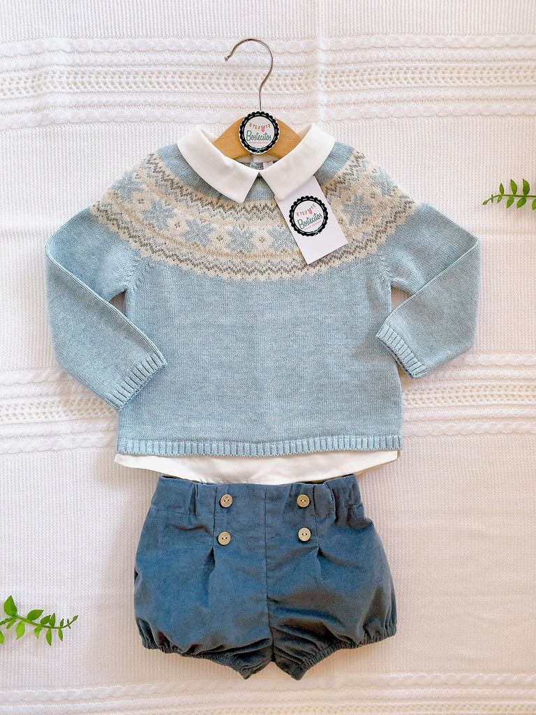 Conjunto 3 piezas short azul pana, camisa blanca y suéter azul bebé con detalles café