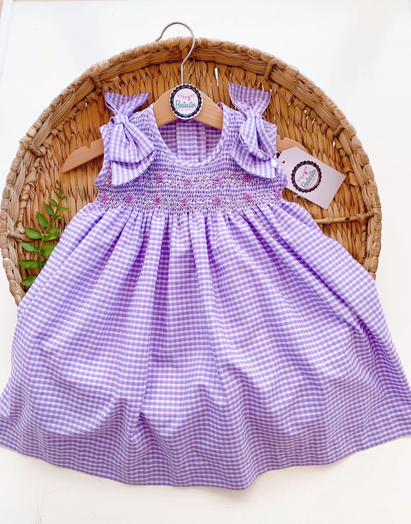 Vestido bordado cuadrado lila con blanco moños en los hombros