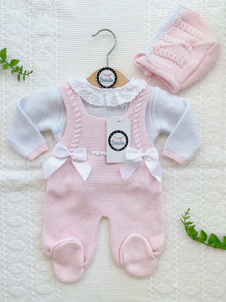 Overol tejido rosa bebé con dos moños blancos con su gorrito (0-1 mes)