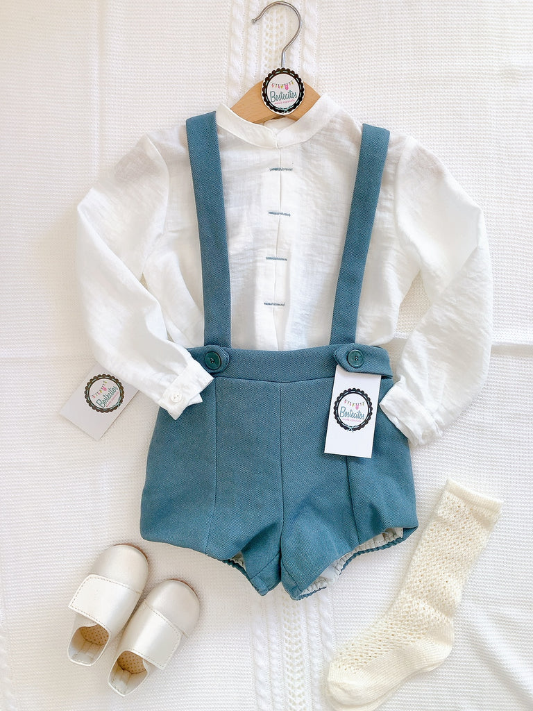 Conjunto short con tirantes manga larga blanca con short verde empolvado