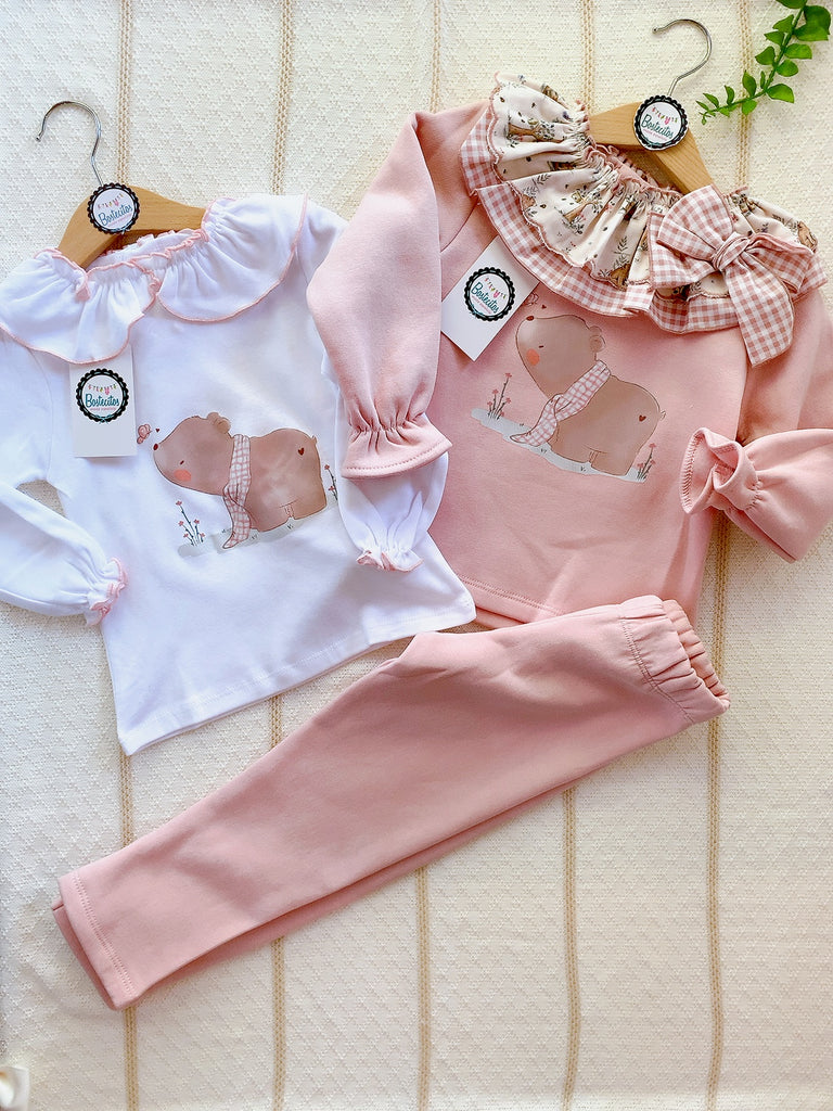 Pans 3 piezas pantalón rosa palo, suéter rosa palo con cuello y blusa blanca estampado osito
