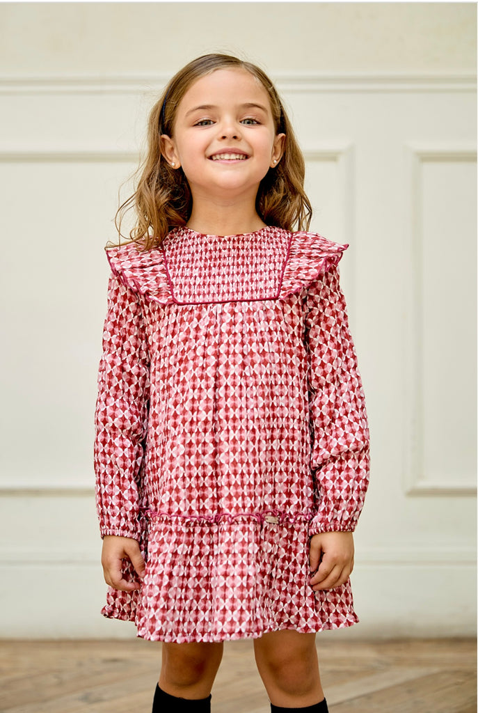 Vestido tinto con blanco bordado