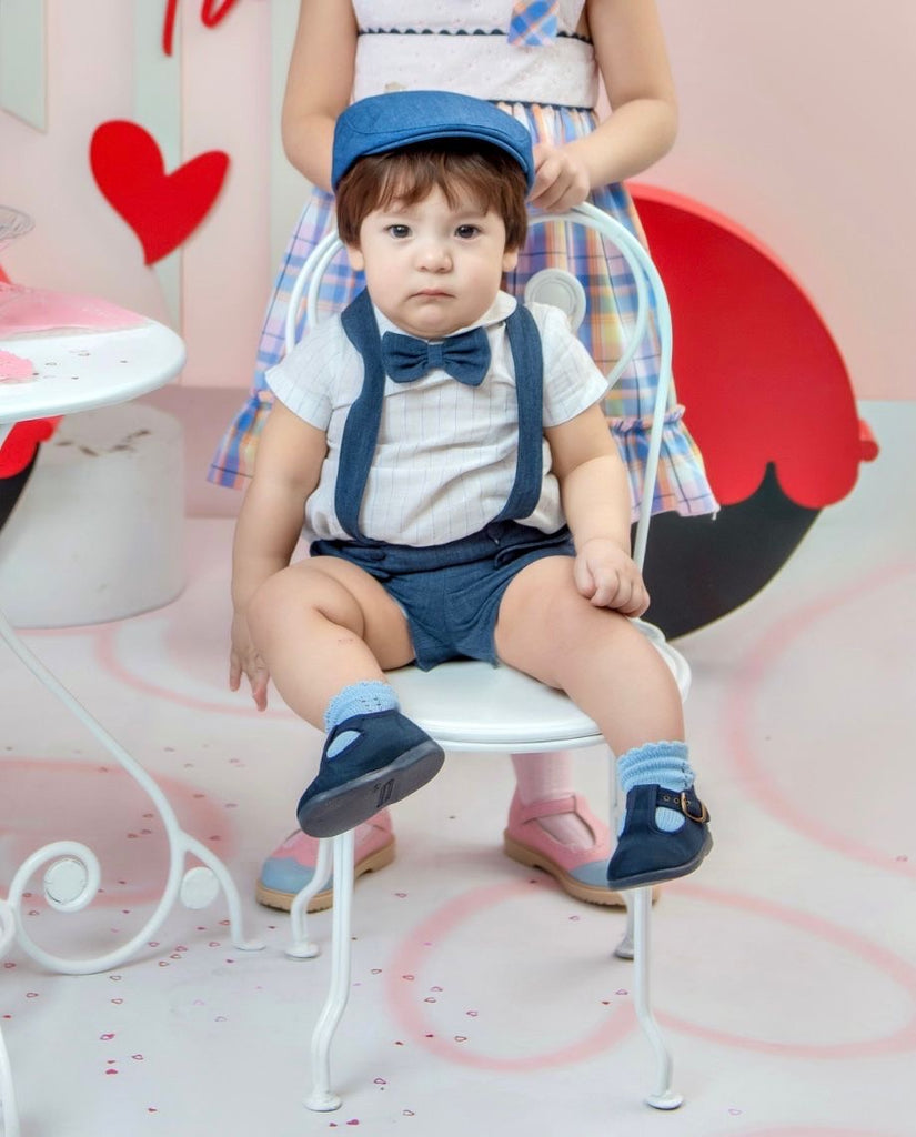 Conjunto short con tirantes azul marino con camisa rayas y moño (24 meses)