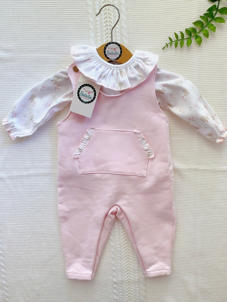Overol rosita bebé con blusa manga larga estampado patos rosas con árboles cafés