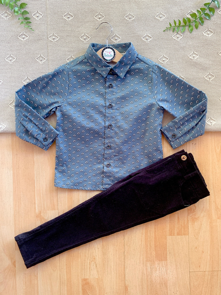 Conjunto camisa azul figuras blancas y pantalón negro