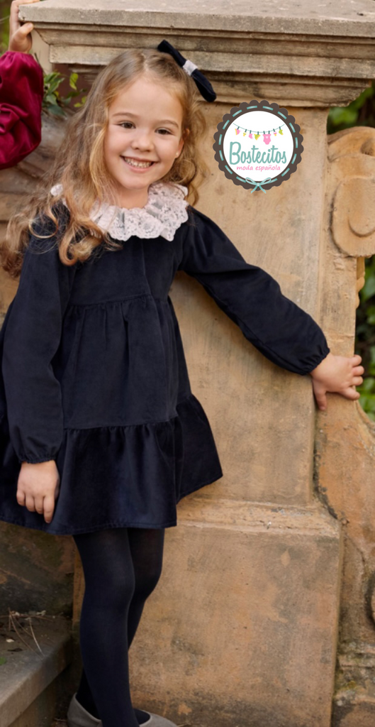 Vestido azul marino con cuello de encaje blanco