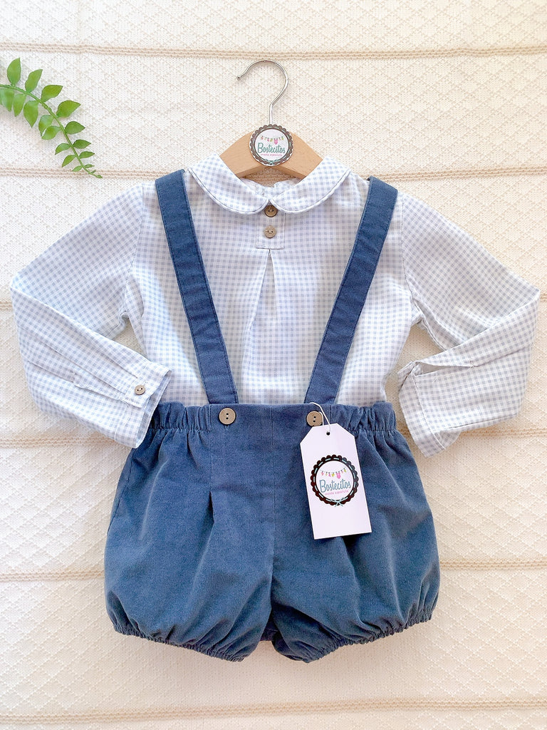 Conjunto short con tirantes azul pana con camisa gris con cuadros