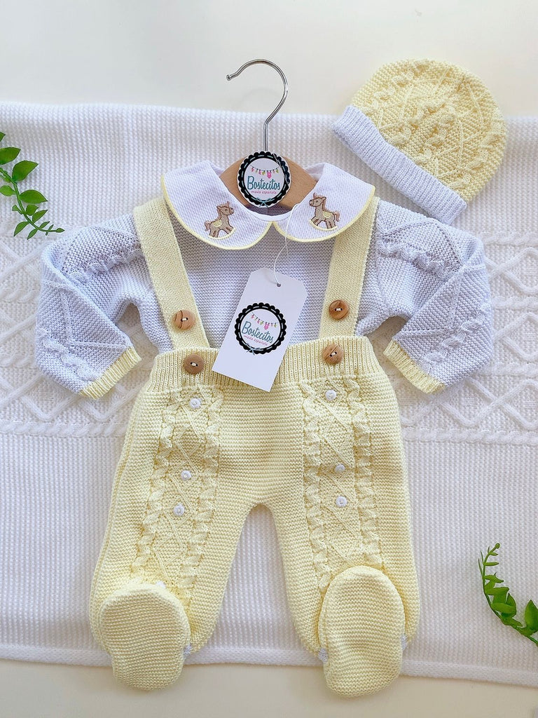 Overol tejido amarillo con cuello bordado caballitos y su gorrito (0-1 mes)