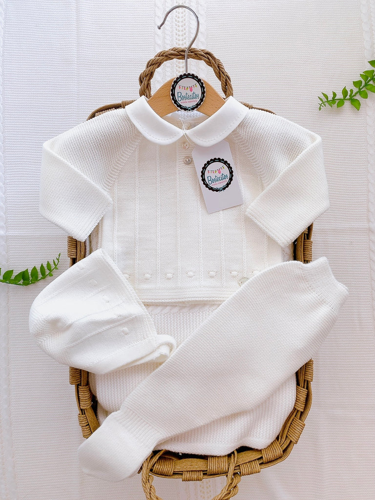 Conjunto tejido blanco Perla cuello blanco dos botones lineas paralelas