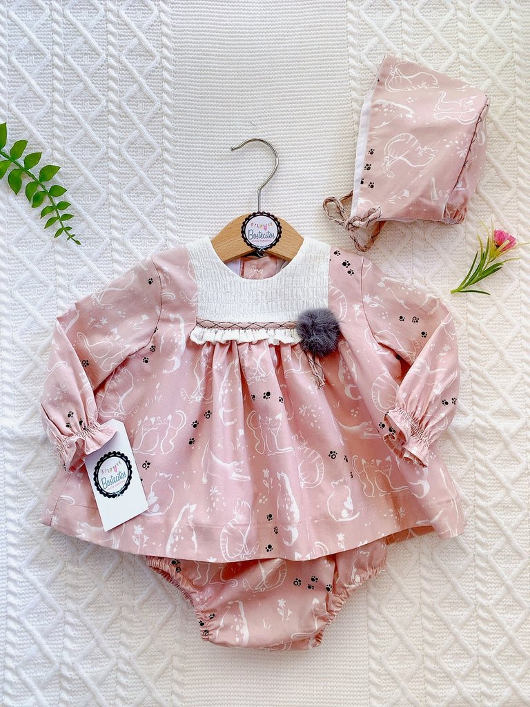 Conjunto rosa estampado gatitos vestido,gorro y calzón