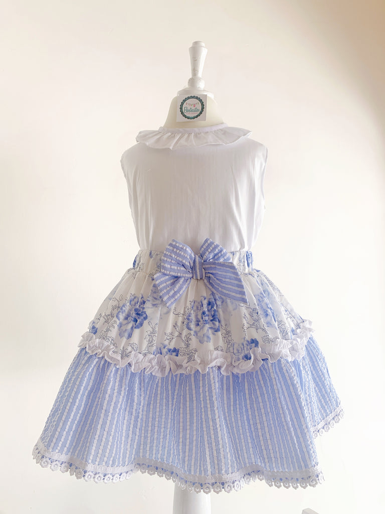 Conjunto blusa blanca olán y falda azul floreada con moño