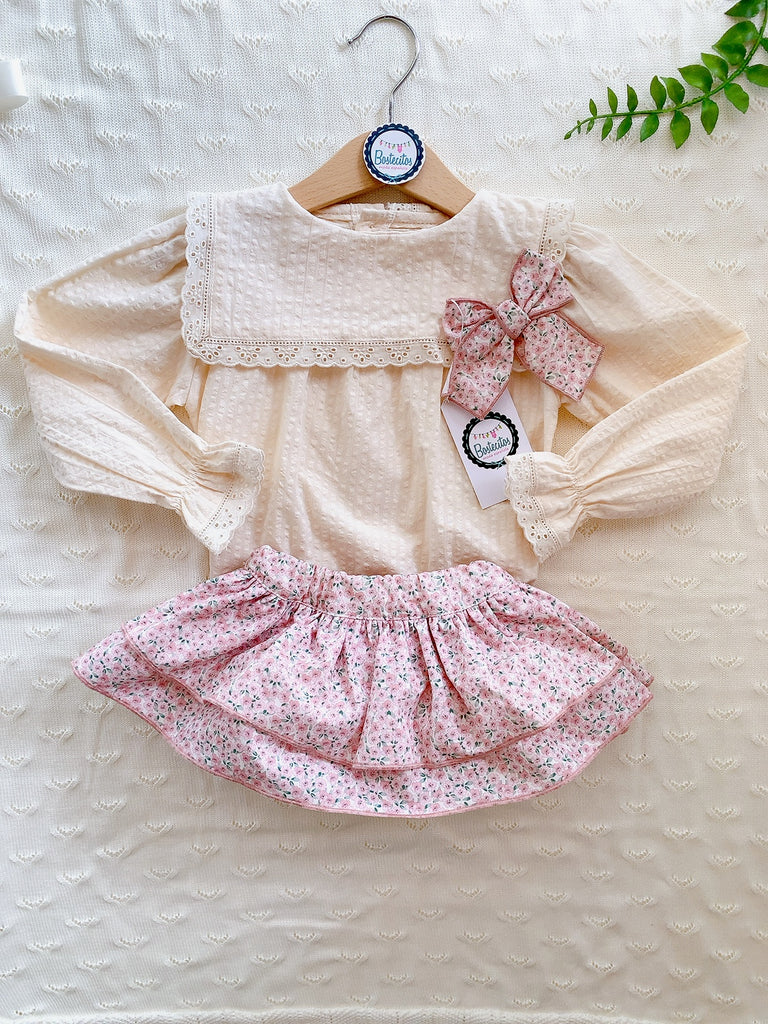 Blusa beige con moño flores  y faldita calzón (24 meses)