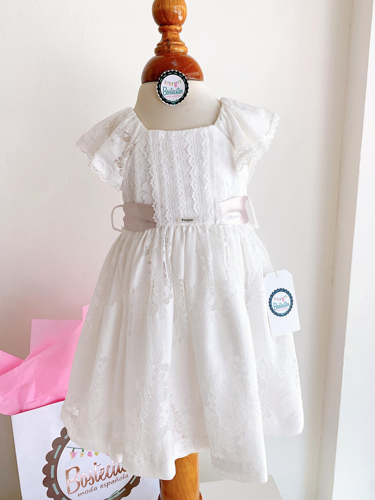 Vestido blanco encaje y moño café ceremonia