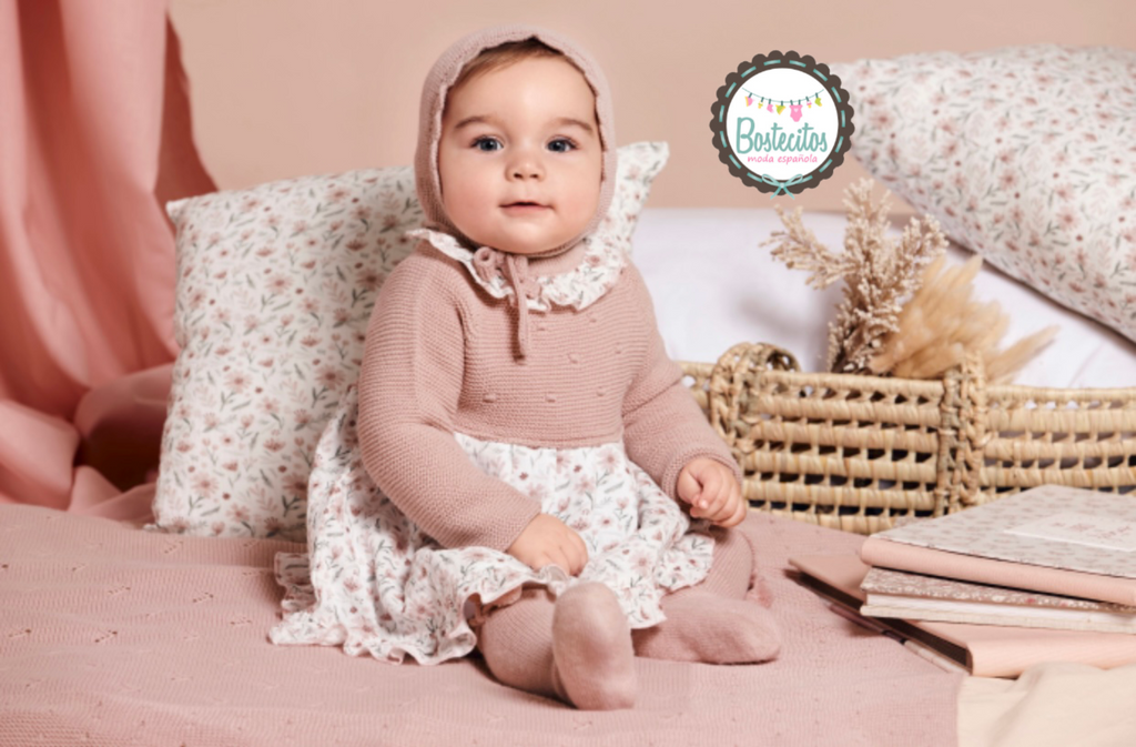 Vestido tejido con calzón y gorro rosa palo