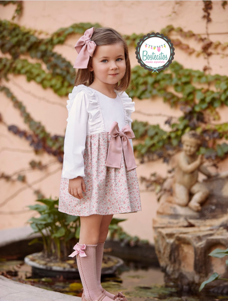 Vestido manga larga mitad blanco y mitad estampado flores rosas con moño rosa grande en medio