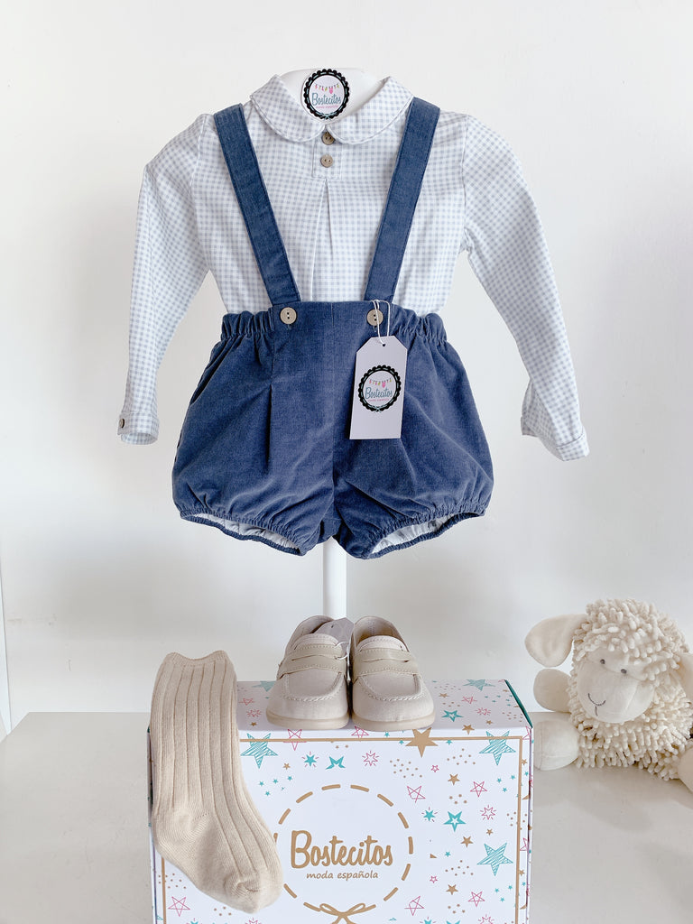 Conjunto short con tirantes azul pana con camisa gris con cuadros