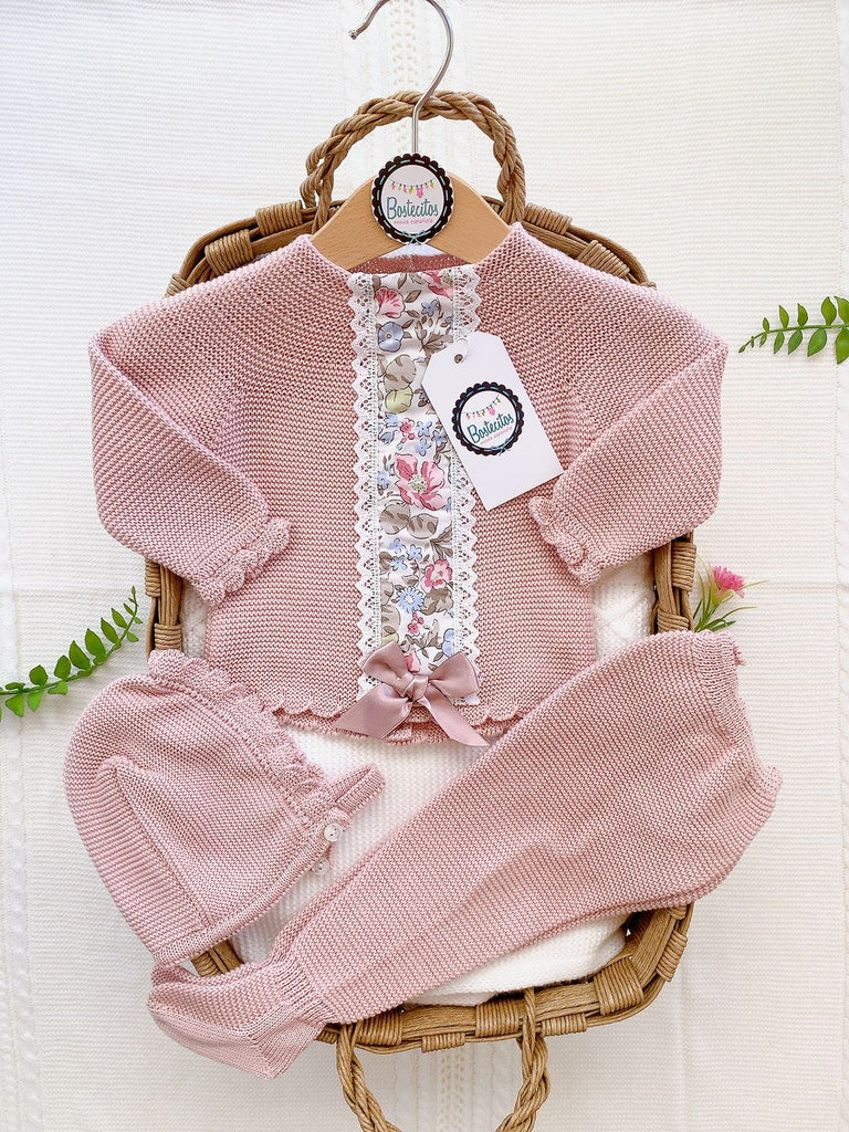 Tejido color rosa palo con estampado flores en el medio 3 piezas (6 meses)