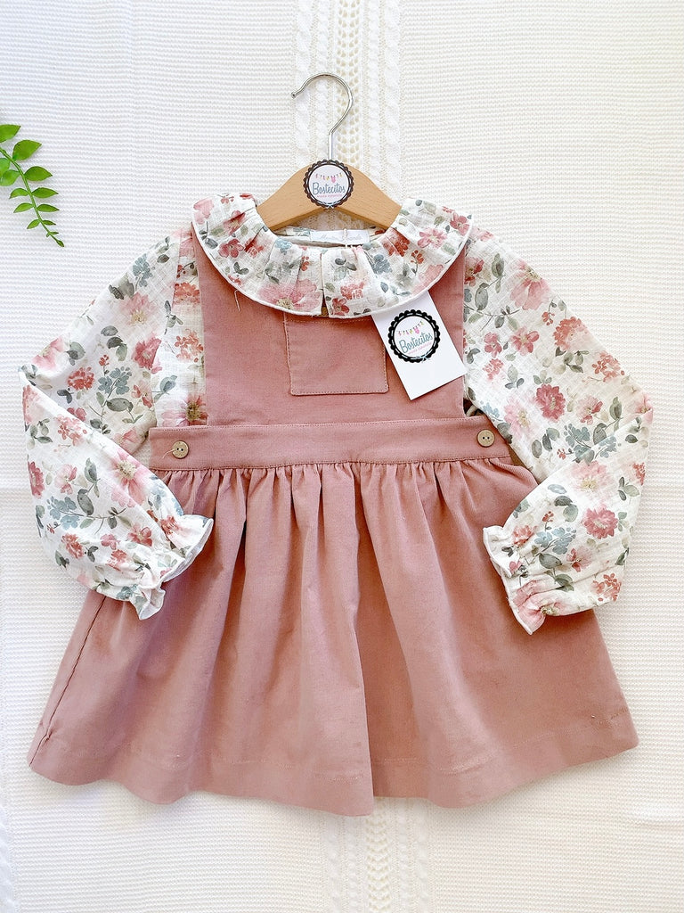 Overol rosa pana con blusa blanca flores