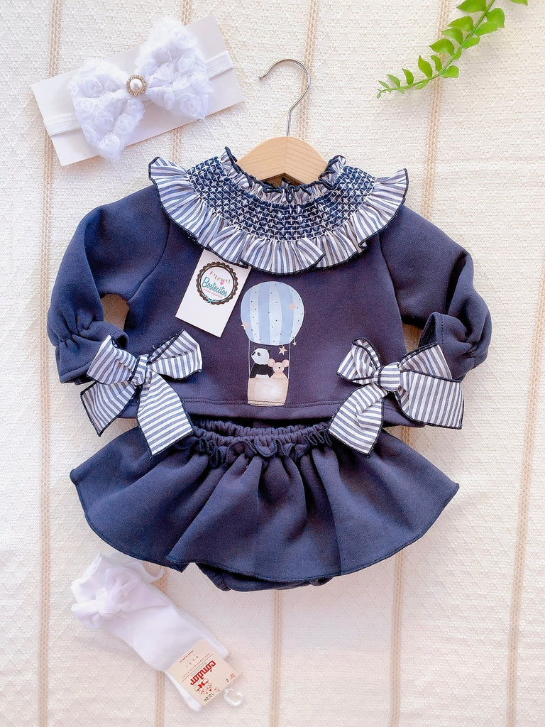 Conjunto azul marino suéter azul marino con cuello bordado y dos moños con falda calzón azul marino