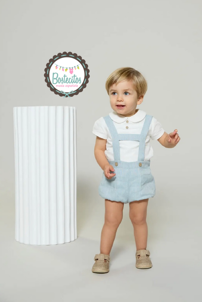 Conjunto short con tirantes azul empolvado con camisa blanca