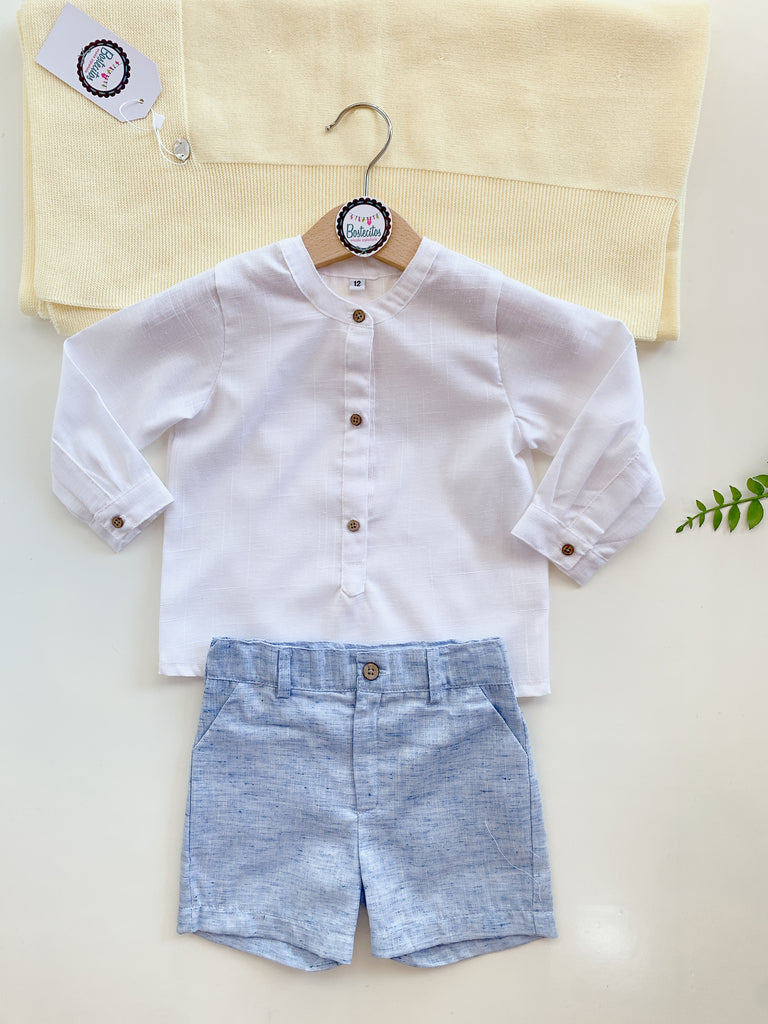 Short azul con camisa blanca manga larga