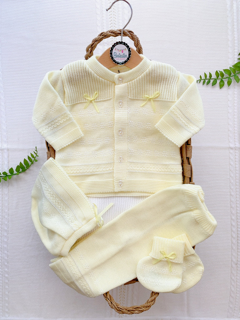 Tejido amarillo botones al frente dos moños amarillos suéter, gorro, pantalón y zapatitos (3 meses)
