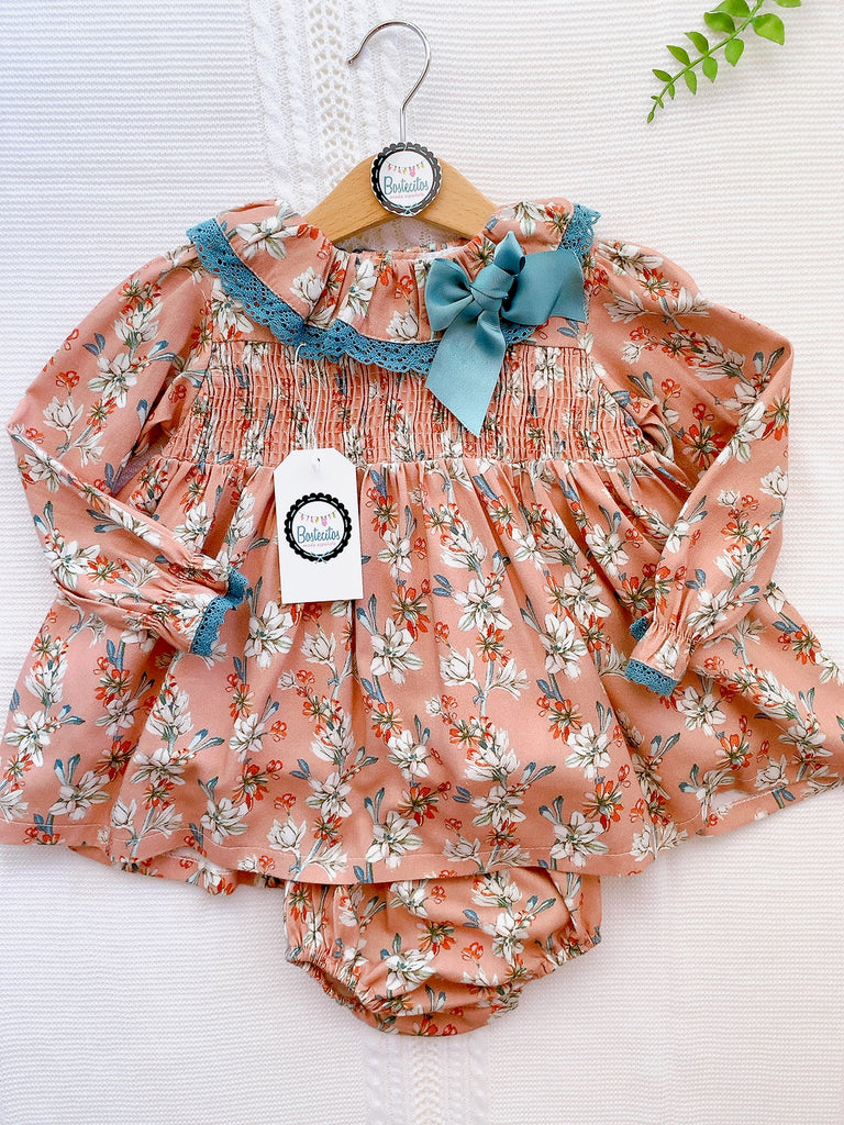 Conjunto color coral flores con detalles azul turquesa moño (36 meses)