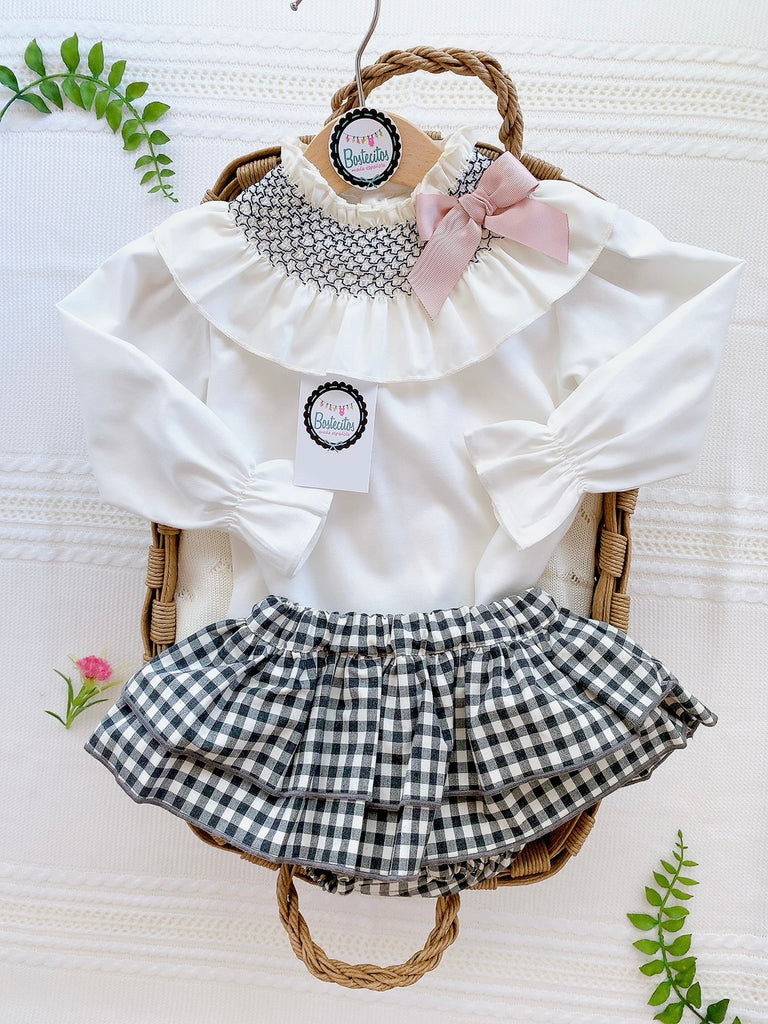 Blusa bordada del cuello blanca con negro y moño rosa