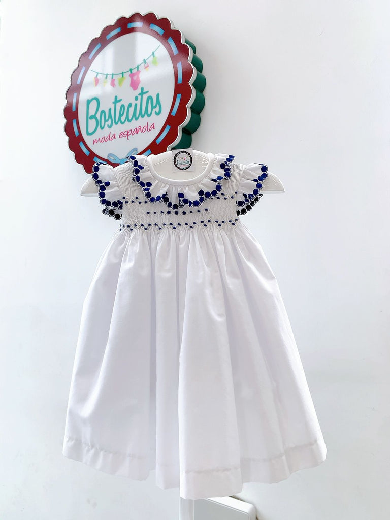 Vestido blanco con bordado azul marino