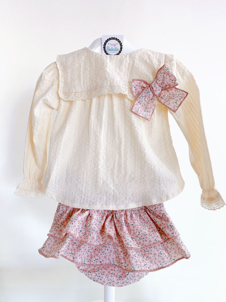 Blusa beige con moño flores  y faldita calzón (24 meses)