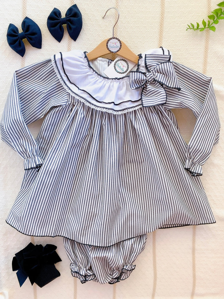 Vestido azul marino rayas blancas con cuello blanco con calzón