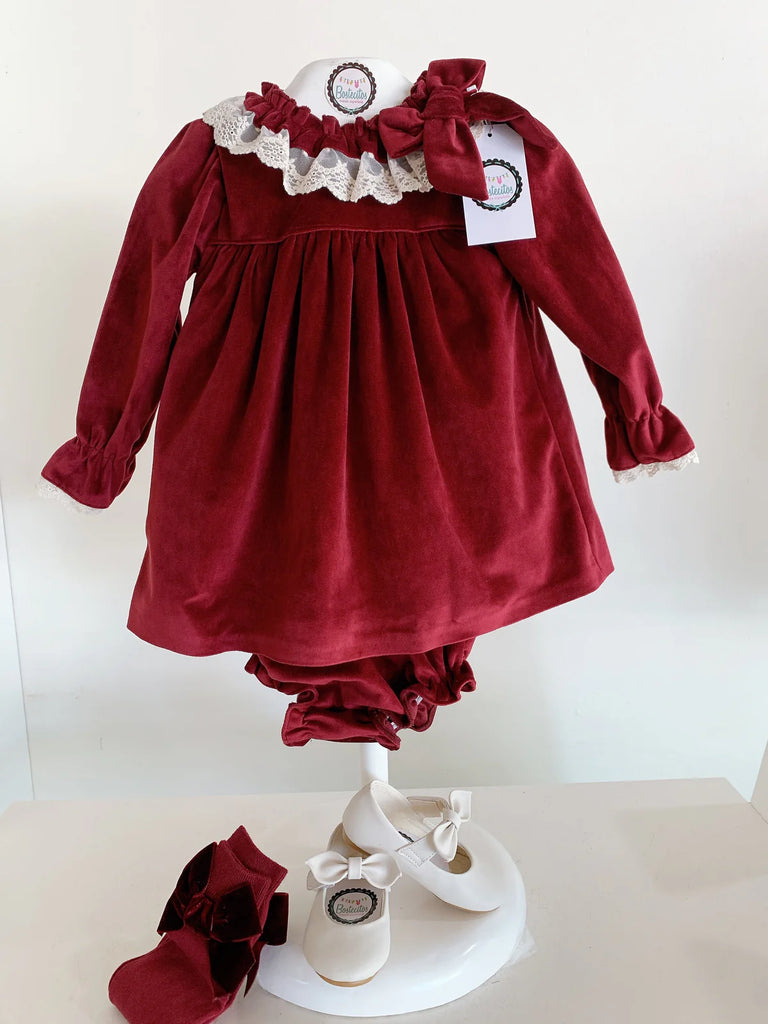 Vestido tinto terciopelo cuello Olán beige con moño y calzón