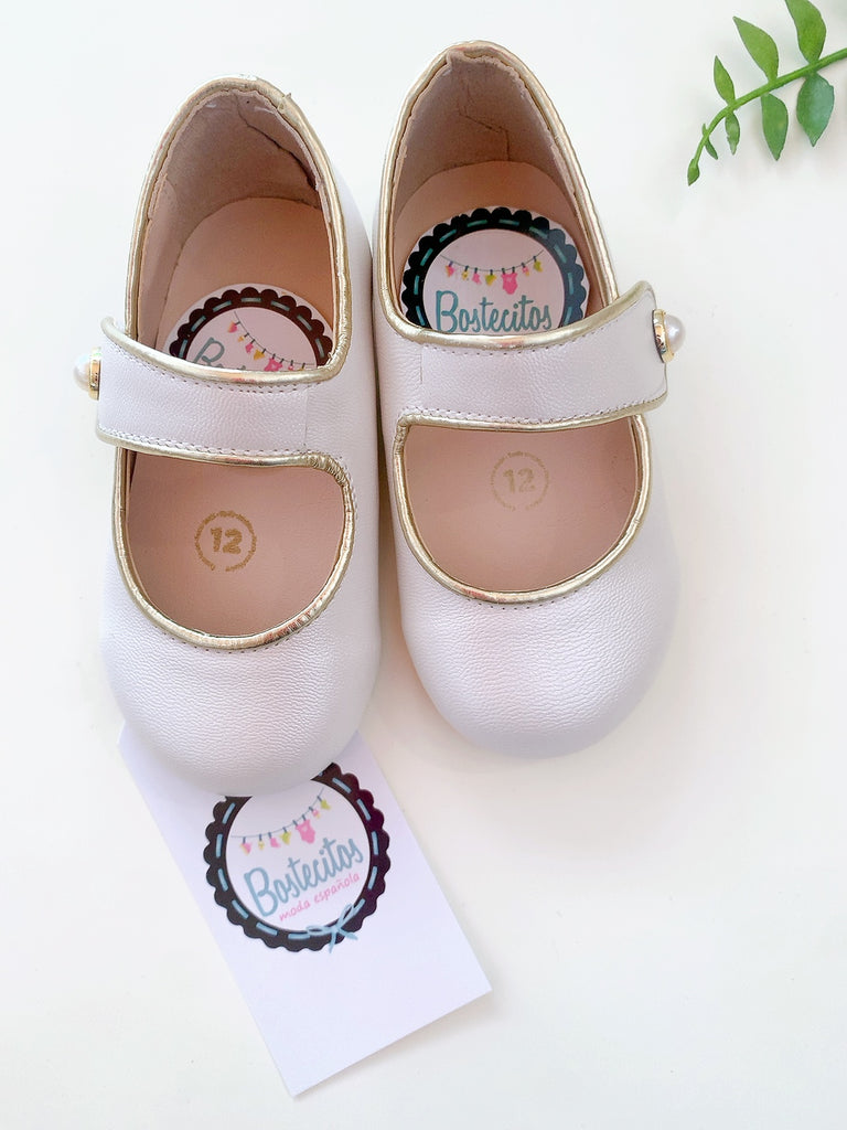 Zapatito beige con dorado y perlita