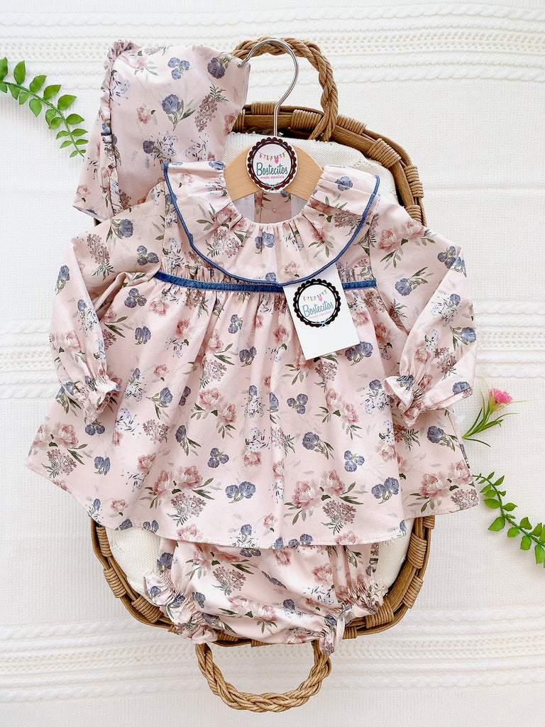 Conjunto 3 piezas rosa con flores vestido cuello redondo gorro y calzón (6 MESES)