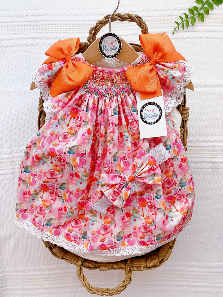 Vestido floreado rosa con naranja bordado a mano con moños naranjas en los hombros y tiara       (3 meses)
