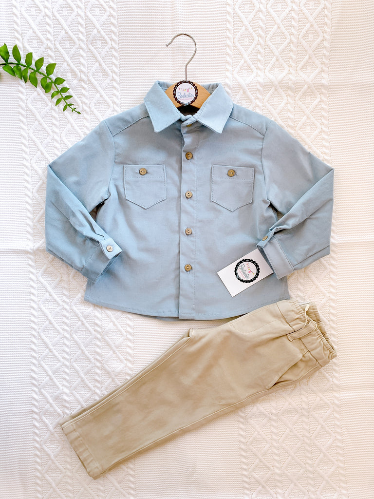 Conjunto pantalón color caqui con camisa azul pana