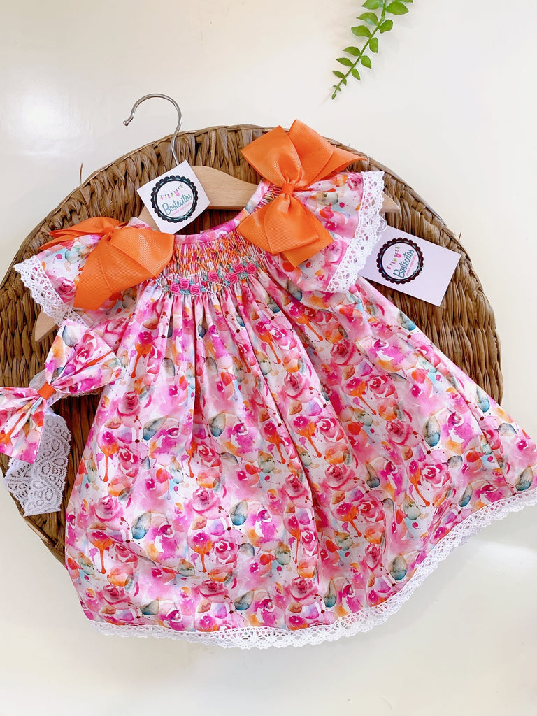 Vestido floreado rosa con naranja bordado a mano con moños naranjas en los hombros y tiara       (3 meses)