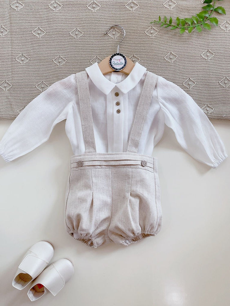 Conjunto short con tirantes color caqui con camisa blanco Perla 3 botones en frente
