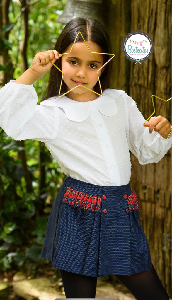 Conjunto Blusa blanca plumeti con falda azul marino detalles rojos