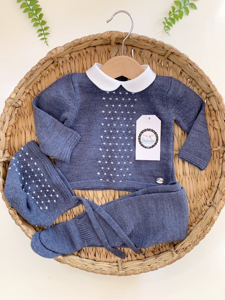 Conjunto tejido azul marino con puntitos blancos