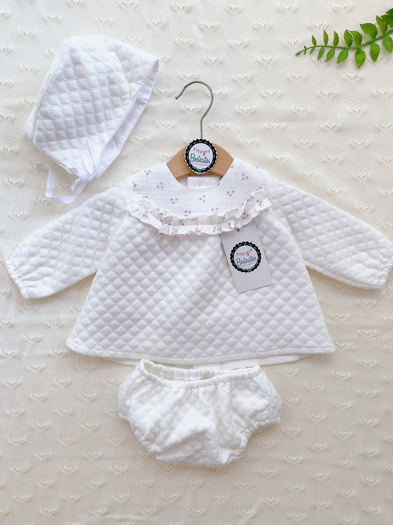 Conjunto Español tres piezas vestido blanco con detalles Estrellitas en cuello, gorro y calzón