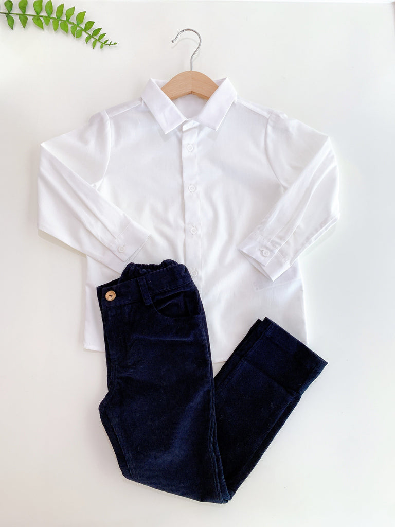 CAMISA BLANCA PANTALÓN AZUL