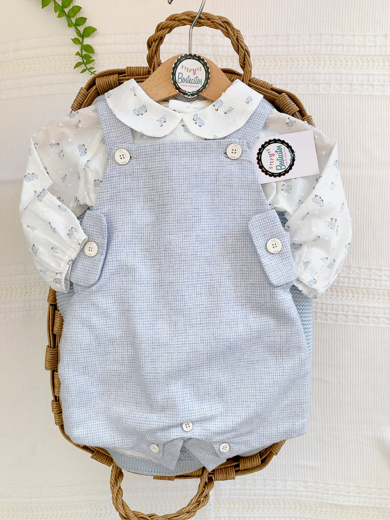 Conjunto short overol azul con camisa blanca estampada pingüinos