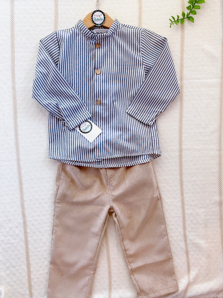 Conjunto pantalón caqui pana con camisa rayas azul marino con blanco y suéter azul marino