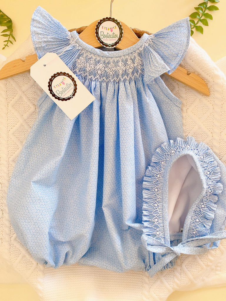 Ranita azul bebé con gorro bordado blanco