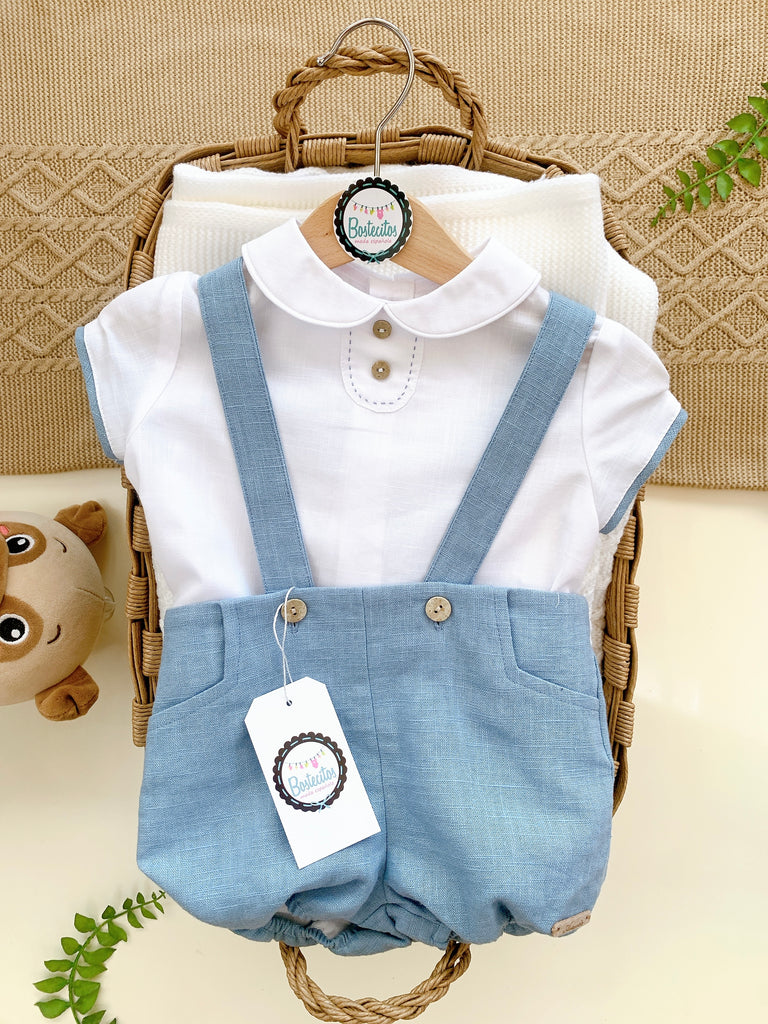 Conjunto español short con tirantes azul empolvado con camisa blanca detalles azul en manga