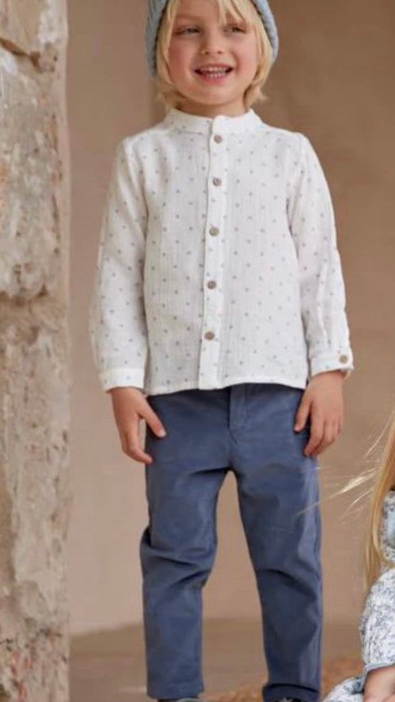 Pantalón con camisa de estrellas blanca