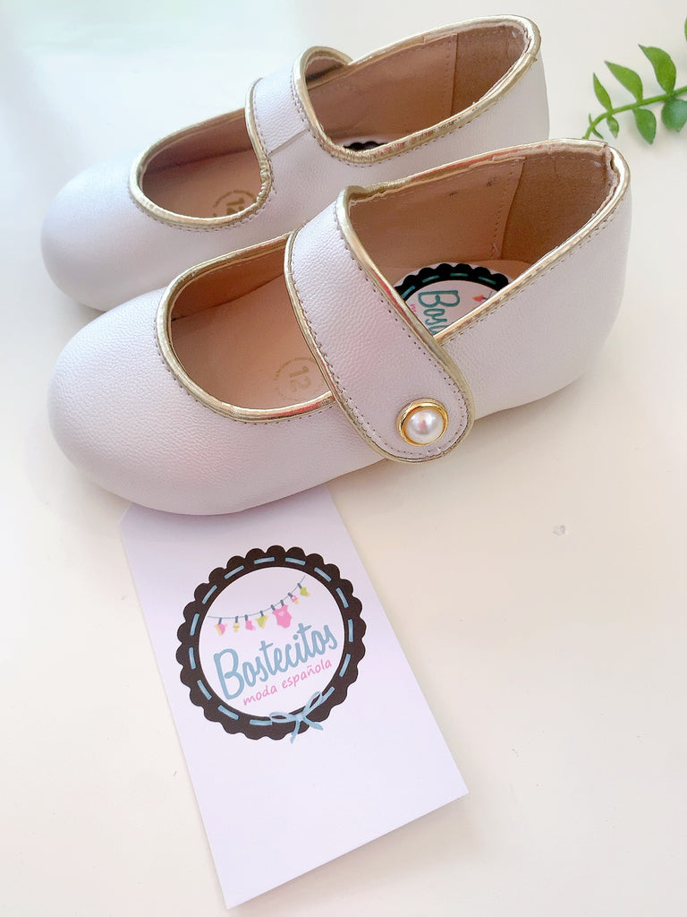 Zapatito beige con dorado y perlita