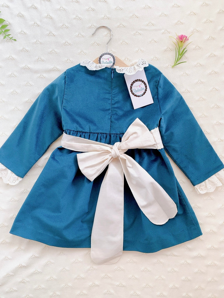Vestido terciopelo azul verde con lazo beige
