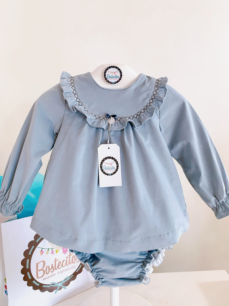 Conjunto pana azul con detalles en cuello bordados
